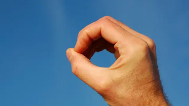 Mano haciendo la forma de un círculo