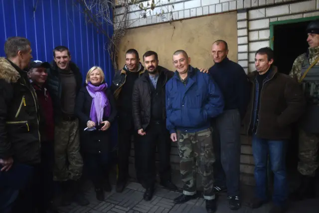 Ірина Геращенко разом із звільненими заручниками