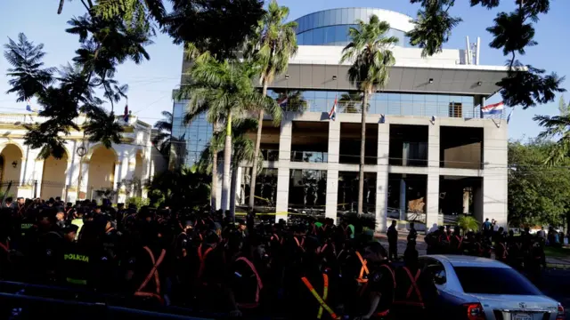 Congreso rodeado de policías.