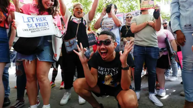 Hayranları kararı mahkeme salonu dışında kutladı.