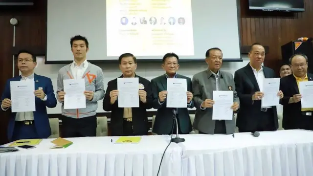 ตัวแทนพรรคฝ่ายค้านยืนถือสัตยาบันแก้รัฐธรรมนูญ