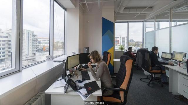 职场压力大或是老板毁诺等情形会驱使员工用偷拿公司的办公用品等方式来打击报复。（Credit: Getty Images）