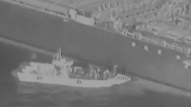 صور نشرها الجيش الأمريكي لما يقول إنه قارب دورية بحرية من الحرس الثوري الإيراني تزيل لغما غير منفجر ملصق بواحدة من الناقلتين