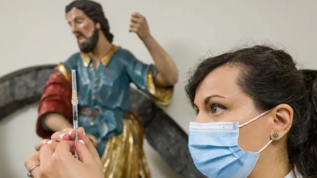 Katanya'daki Diocesan Müzesi, aşı merkezi olarak kullanılıyor.