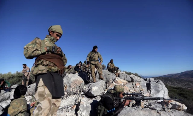 ทหารของกองกำลัง FSA ที่ตุรกีสนับสนุน ประจำการอยู่ใกล้เขตเมืองอาฟรินของซีเรีย