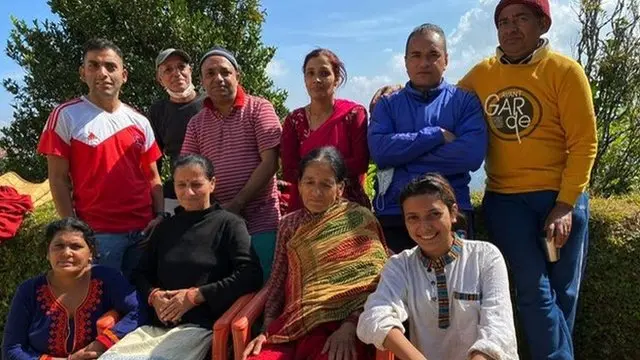 Mahendra Pandey avec des candidats à l'immigration