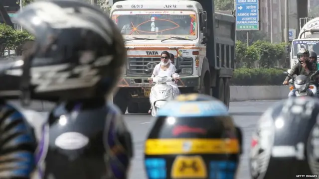 ਔਰਤਾਂ, ਹੈਲਮਟ