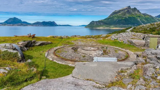 Kystriksveien Grønsvik හිදී දෙවන ලෝක යුද සමයේ වෙරළබඩ කාලතුවක්කුවක් සවිකර තිබූ ස්ථානයක්