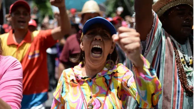 Başkent Caracas'ta binlerce Maduro destekçisi sokaklarda hükümet lehine gösteri düzenledi.