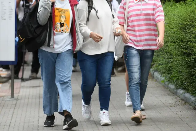 บรรยากาศบริเวณด้านหน้าโรงเรียนเตรียมอุดมศึกษา