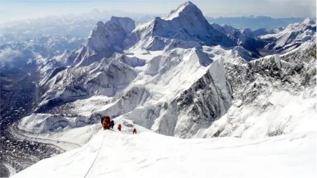 माऊंट एव्हरेस्टवरील गिर्यारोहक