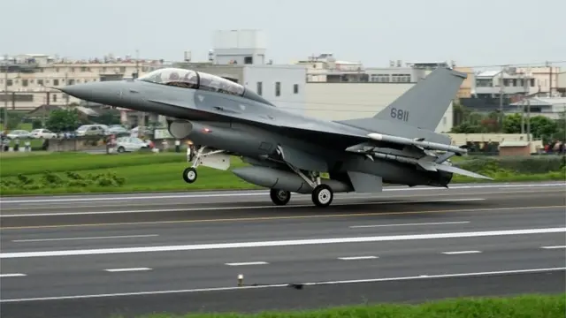 漢光軍演中F16V習演公路起降