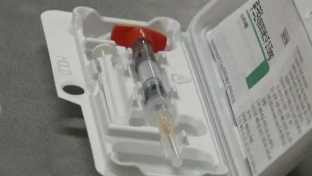 Salah satu cara melakukan kebiri kimia adalah dengan menyuntikkan zat anti-testosteron kepada pria.