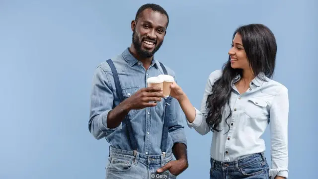 Casal com copogrupo betnacionalcafé na mão