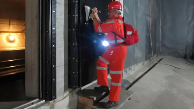 Un trabajador en el túnel