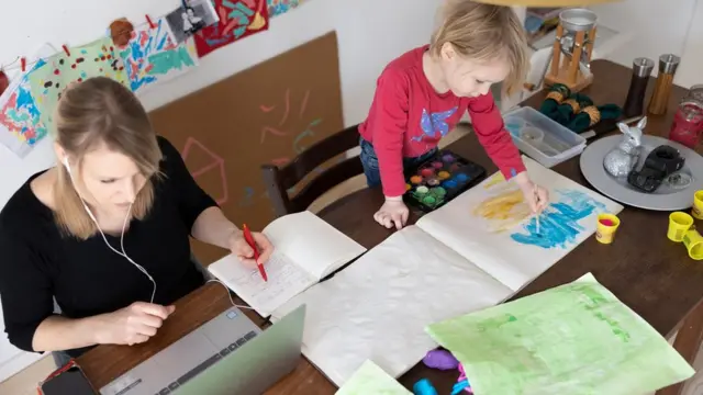 همه‌گیری کرونا باعث شده زنان هم‌زمان با کار از خانه، از فرزندانشان هم نگهداری کنند