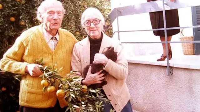 மொஹம்மத் அஜீஸ் தன் மனைவியுடன்