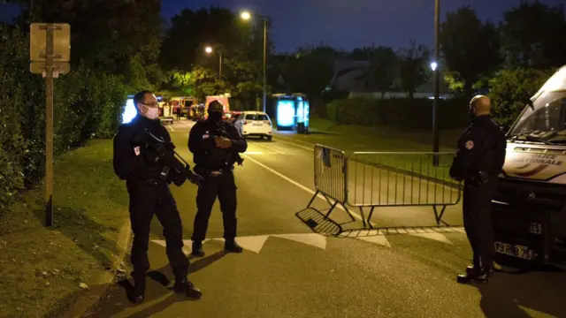 پلیس از مردم خواسته به محل حادثه نزدیک نشوند