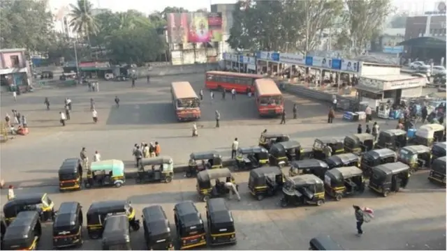 नासिक में बस सेवा ठप होने से परेशान यात्री