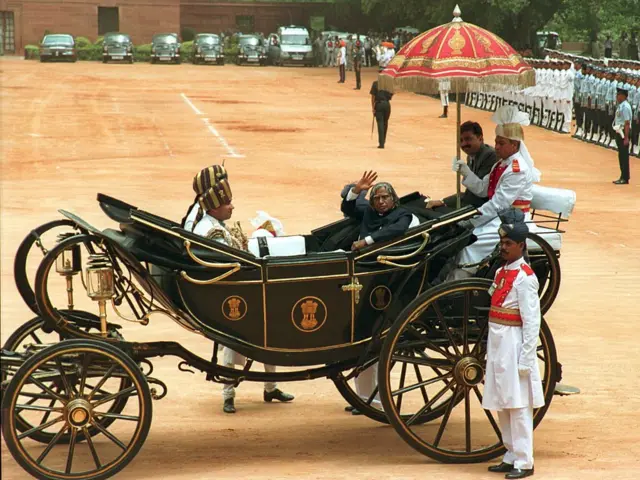 राष्ट्रपति भवन की बग्गी पर बैठे कलाम