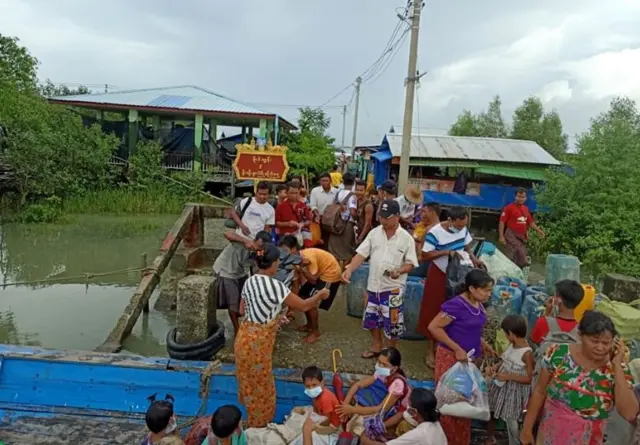 ဒေသခံ ပရဟိတအဖွဲ့က နှာခေါင်းစည်းတွေ ဝေပေးထား