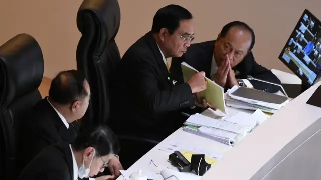 พล.อ. ประยุทธ์ พล.อ.ประวิตร และ พล.อ.อนุพงษ์ ในสภา