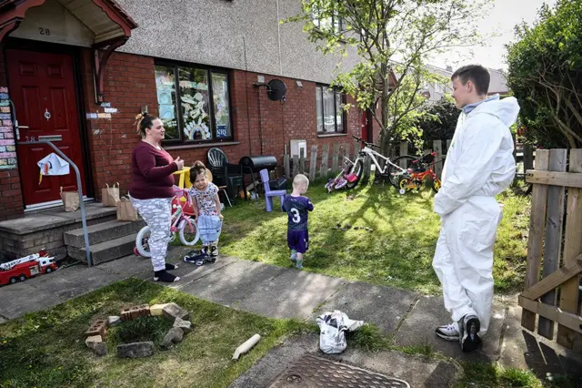 متطوّع في مبادرة "سوشل بايت" يوصل الطعام