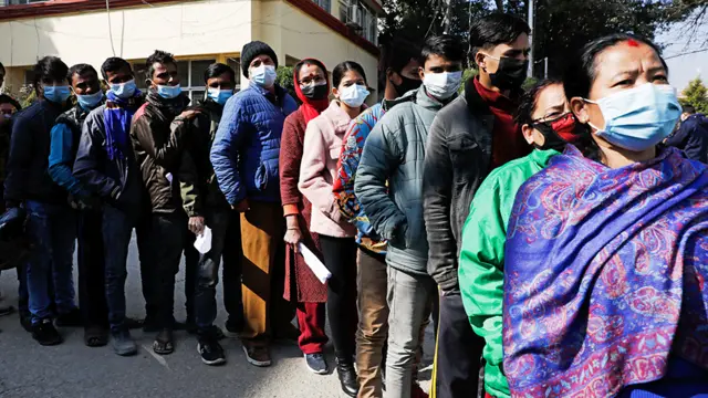 खोप लगाउने लाइन