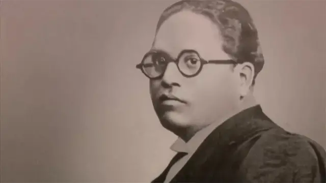 આંબેડકર વિદ્યાર્થી હતા તે સમયથી જ અર્થશાસ્ત્રમાં તેમની રુચિ જણાઈ આવતી હતી, ભારતનું અર્થતંત્ર, તેનો ઇતિહાસ, અને તેના ભૂતકાળ-વર્તમાન-ભવિષ્ય વિશે તેઓ સતત વિચારતા થયા હતા.