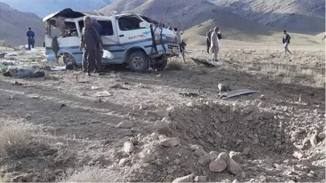 به دلیل برخورد یک خودرو غیر نظامیان با مین کنار جاده شش نفر کشته شدند