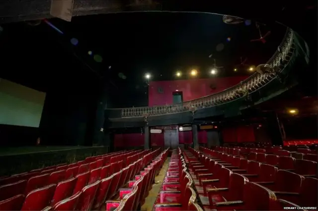 निशात टॉकीज.