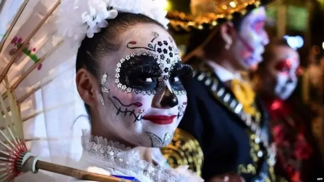 ਪਰੇਡ ਵਿੱਚ ਸਜੀ ਧਜੀ ਇੱਕ ਔਰਤ