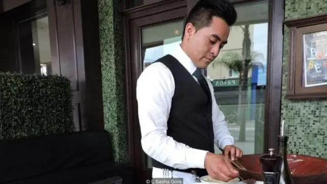 Caesar's restoranında tanınmış sezar salatını masanın yanında hazırlayırlar