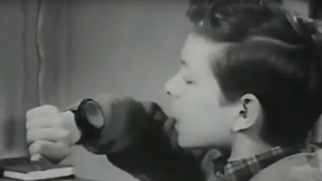 মোবাইল ফোনের অনুপ্রেরণা? আমেরিকান কমিক স্ট্রিপ ডিক ট্রেসিতে হাতঘড়ির মতো টু ওয়ে রিস্ট রেডিও