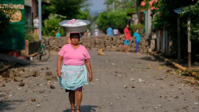 Una vendedora camina por las calles de Niquinohomo durante las protestas.