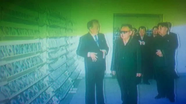 김정일은 김정은을 후계자로 결정한 후 현지 지도에 데리고 다닌 것으로 알려진다 