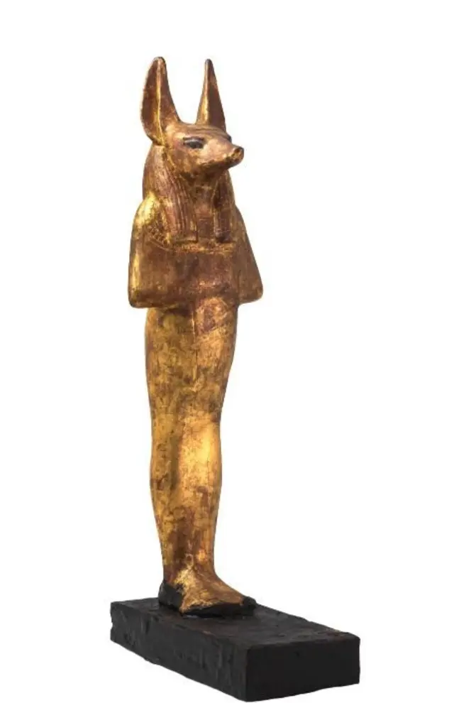 Золоченая деревянная скульптура Дуамутефа. В полую статуэтку бога Дуамутефа с крышкой в виде головы шакала при бальзамировании помещался желудок умершего