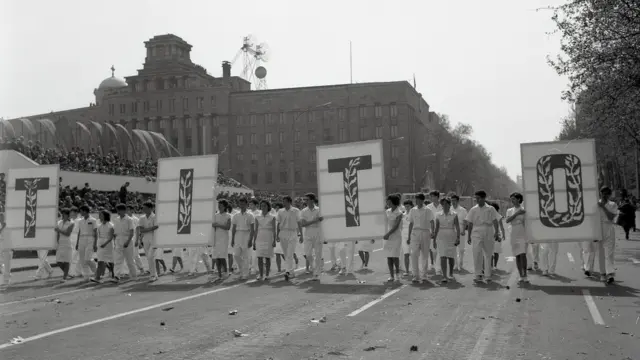 Transparenti koji veličaju doživotnog predsednika i vladajuću partiju su bili uobičajeni tokom prvomajskih parada