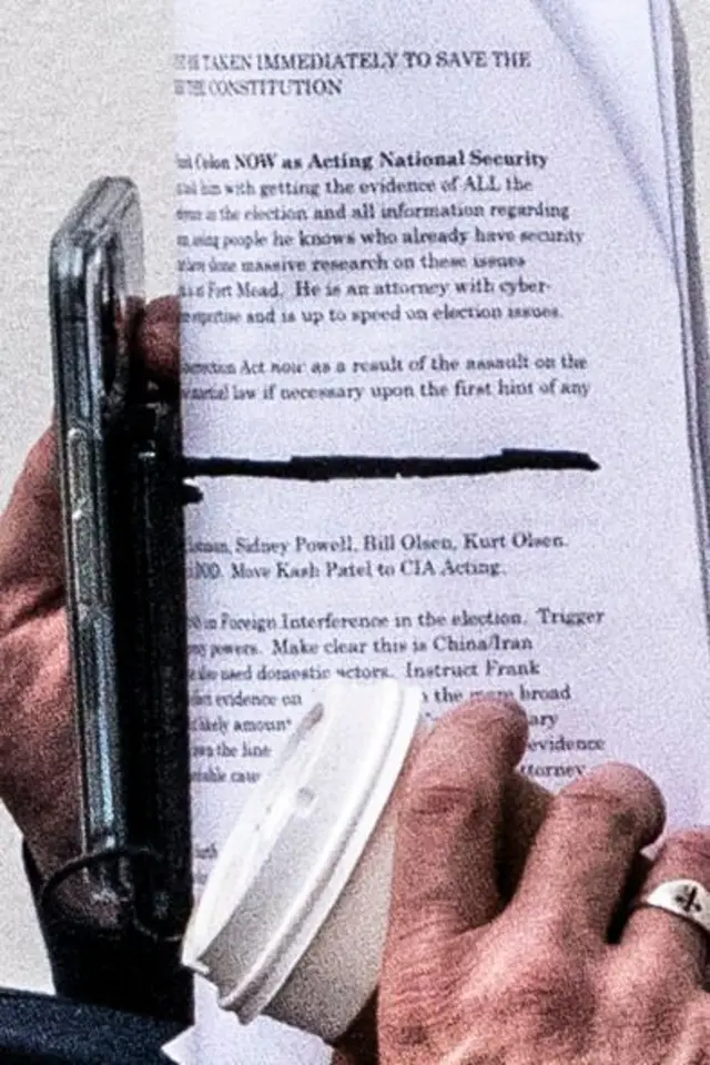 মাইকেল লিন্ডেলের হাতে ধরা নোটে সামরিক আইন জারির প্রস্তাব?