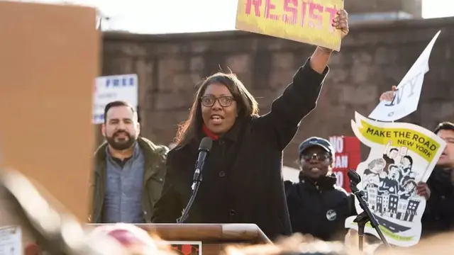Letitia James, avant de devenir procureure générale de New York, tient ici une pancarte anti-Trump.