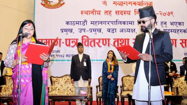 उपप्रमुख सुनीता डङ्गोललाई शपथ गराउँदै बालेन्द्र शाह