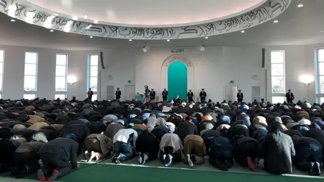 Salah Jumat di Baitulu Futuh