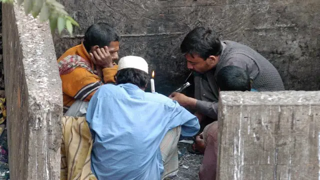 ঢাকায় নেশাখোরদের এক আড্ডা।