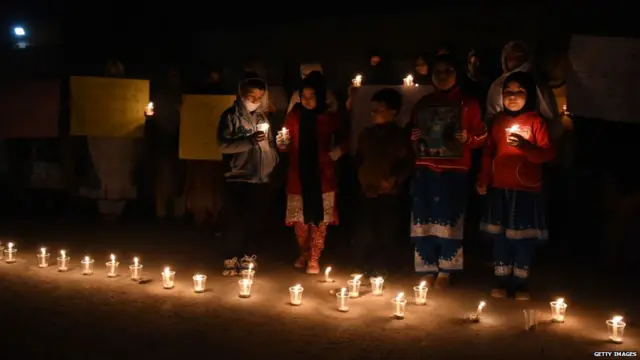 झैनबच्या खुनाविरोधात प्रदर्शन करणारे नागरिक