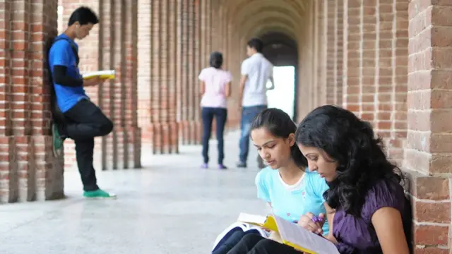 படிக்கும் பெண்கள்