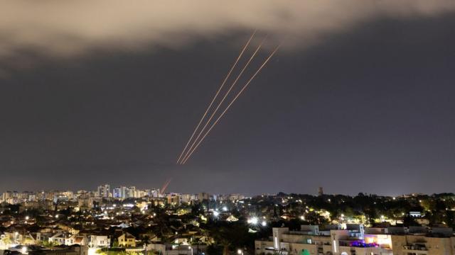 伊朗向以色列发射无人机和导弹后，以色列阿什凯隆的反导系统瞄准天空拦截。