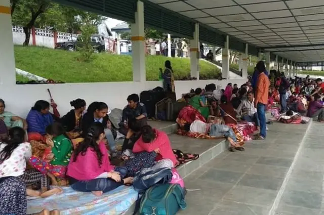 गुरूद्वारात जमलेले शीख