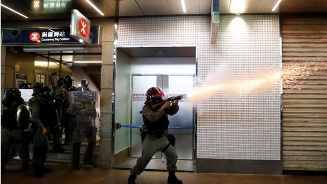 警方在銅鑼灣站外施放催淚彈。