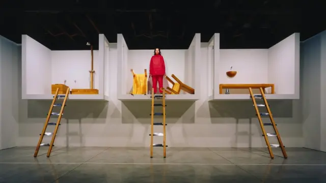 „Kuća sa pogledom na okean", Njujork 2002. godine - performans koji se pojavio i u popularnoj seriji Seks i grad