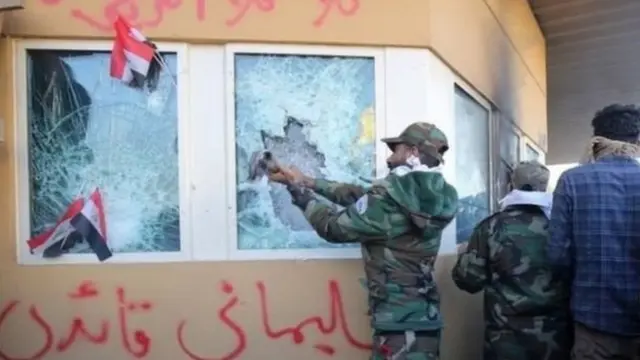 ਬਗ਼ਦਾਦ ਵਿੱਚ ਮੁਜ਼ਾਹਰਾਕਾਰੀਆਂ ਨੇ ਯੂਐੱਸ ਅੰਬੈਸੀ ਨੂੰ ਘੇਰਿਆ ਸੀ ਤੇ ਫ਼ੌਜੀਆਂ ਨਾਲ ਟਕਰਾਅ ਵੀ ਹੋਇਆ ਸੀ।